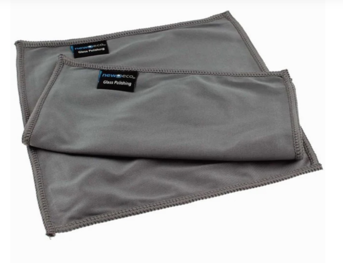 Twee grijze Neweco Top Silk microvezeldoekjes voor het polijsten van glas